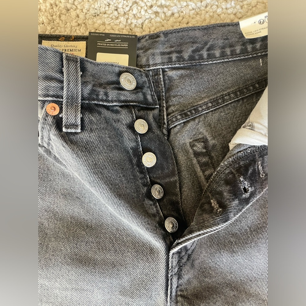 Women’s 501, high rise loose in hip and thigh, tapered leg jeans. NWT. 24x33